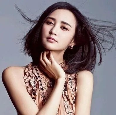 张歆艺短发图片：时尚个性短发显现女人的知性美感