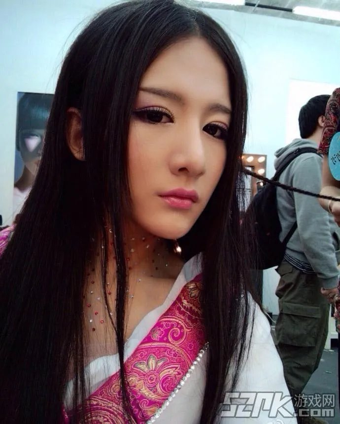 让我摸一摸你的美腿吧！神仙哥哥小灿绝美照片合辑