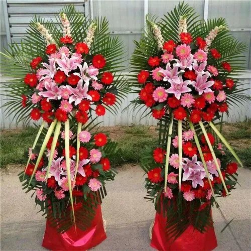 婚礼花篮用什么花好  婚礼花篮多少钱一对