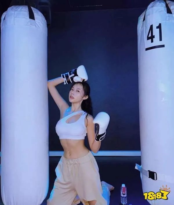 “现实版的奶茶西施”长相甜美，身材有料