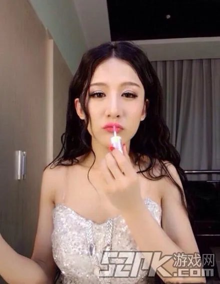 让我摸一摸你的美腿吧！神仙哥哥小灿绝美照片合辑