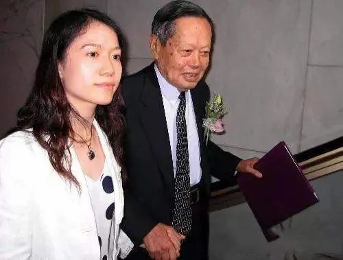 杨振宁允许妻子改嫁，遗产分配让人意外，翁帆为何伤心不已呢？