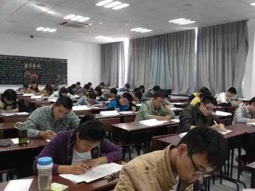 励志外卖小哥高考623分查分后淡定送外卖，当今社会学历重要吗？