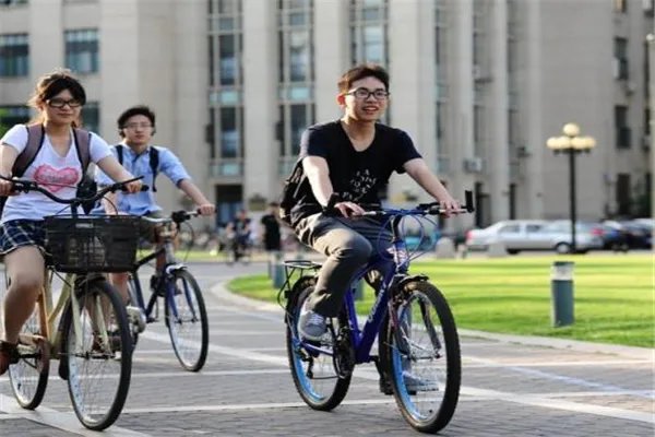 清华一学生边骑车边用电脑，这就是学霸吗？