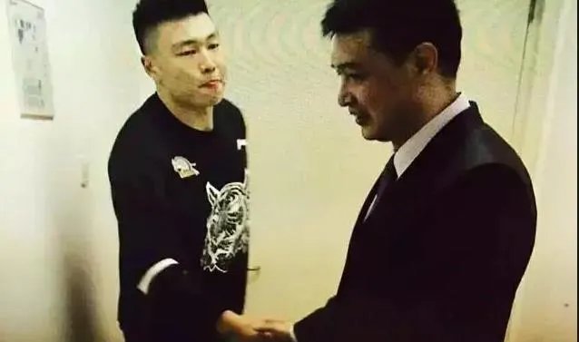 万圣伟领总冠军戒指全队祝福，为什么李根只能在球员通道领？