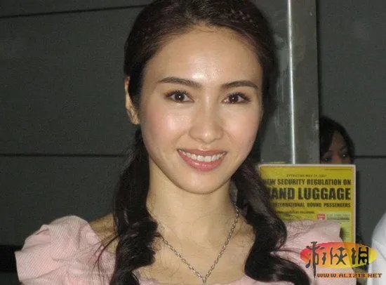 八旬老人带棺材露宿街头 娱乐圈孝顺的明星们