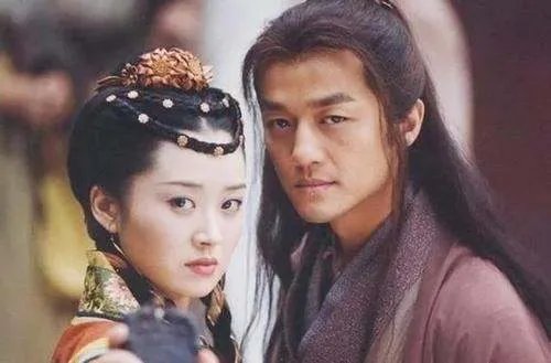 笑傲江湖中令狐冲后期功力大成，是否能单挑过东方不败？