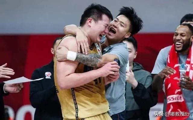 万圣伟领总冠军戒指全队祝福，为什么李根只能在球员通道领？