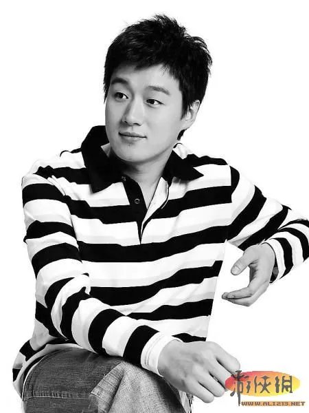 八旬老人带棺材露宿街头 娱乐圈孝顺的明星们