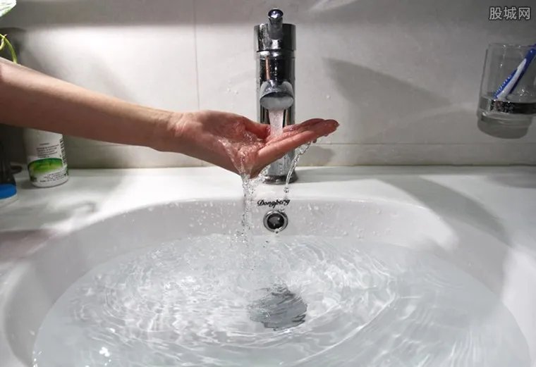 老夫妻收12万天价水费单 一年竟用了3.6万吨水