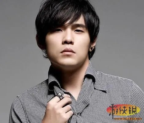 八旬老人带棺材露宿街头 娱乐圈孝顺的明星们