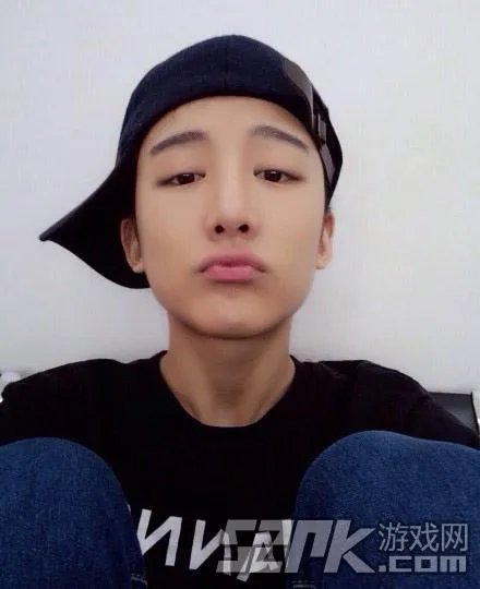 让我摸一摸你的美腿吧！神仙哥哥小灿绝美照片合辑