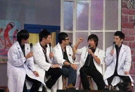 天天向上浩二下跪遭质疑     因身份原因被炒作