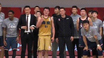 万圣伟领总冠军戒指全队祝福，为什么李根只能在球员通道领？