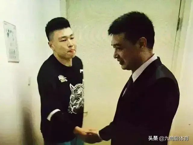 万圣伟领总冠军戒指全队祝福，为什么李根只能在球员通道领？