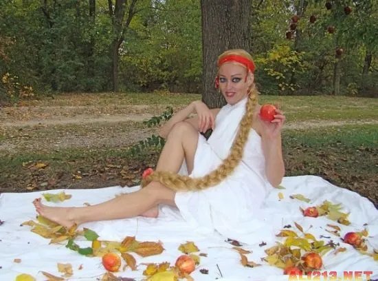 俄罗斯“凤姐”重口COS 回眸一笑众宅男晕倒