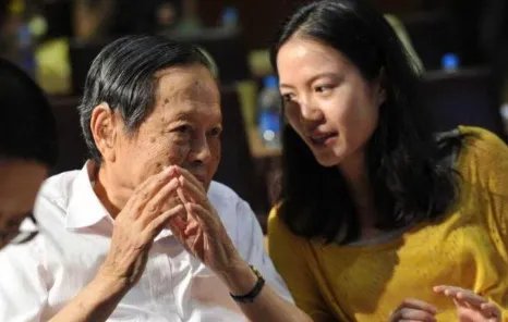 杨振宁允许妻子改嫁，遗产分配让人意外，翁帆为何伤心不已呢？