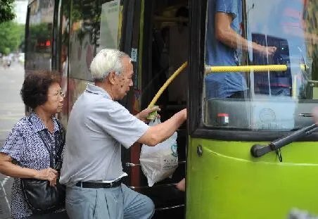 你怎么看“老大爷骂哭司机，只因不满被要求出示老年卡”？