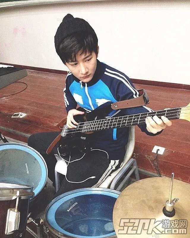 让我摸一摸你的美腿吧！神仙哥哥小灿绝美照片合辑