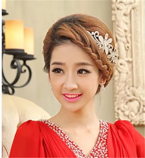 红色礼服新娘发型图片 新娘礼服发型需要怎么搭配