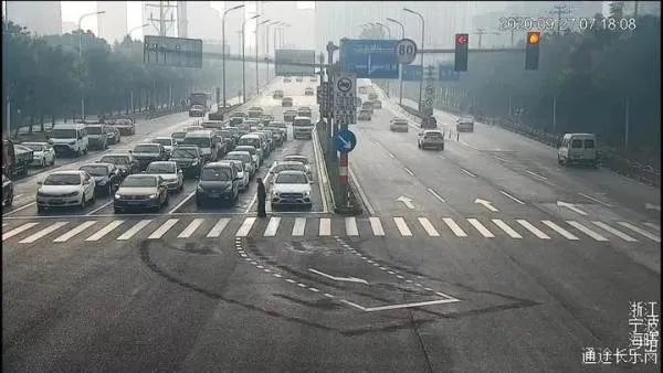 宁波路口绿灯为过马路老人多亮了97秒，这具体是咋回事？