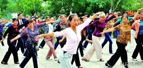 槽点挖掘机第4期：佳子公主你就再穿一次热裤吧！