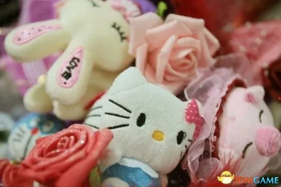 13岁卖发卡的女孩为患癌妈妈筹钱 勤劳感动世人