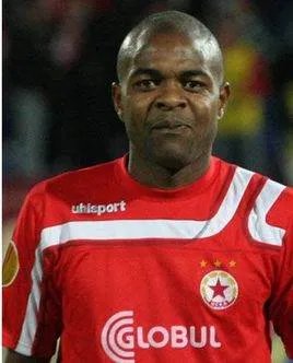 马奎尼奥斯的经历