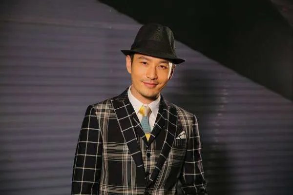 许飞P图和黄晓明合照，为何网友会觉得这一照片很尴尬？