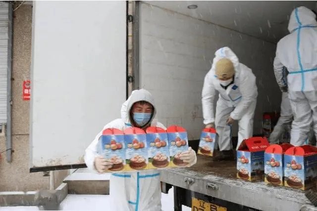 大连社区解封90后志愿者激动落泪,如何看待这件事情?