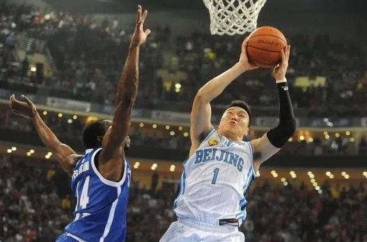 万圣伟领总冠军戒指全队祝福，为什么李根只能在球员通道领？