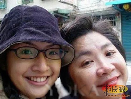 八旬老人带棺材露宿街头 娱乐圈孝顺的明星们