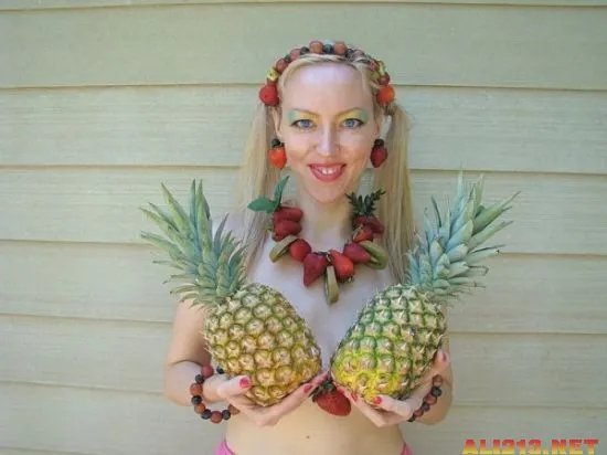 俄罗斯“凤姐”重口COS 回眸一笑众宅男晕倒