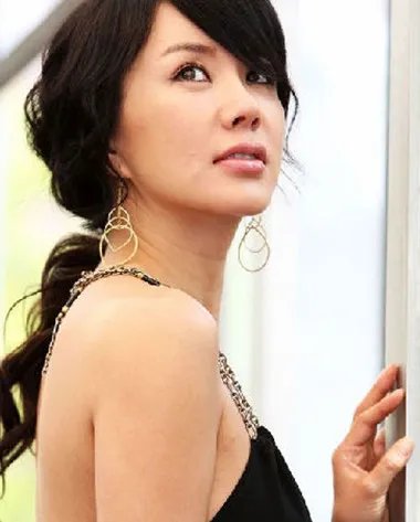 严正花拍过什么三级片 网友称其为爆乳女神