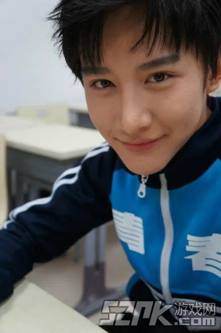 让我摸一摸你的美腿吧！神仙哥哥小灿绝美照片合辑