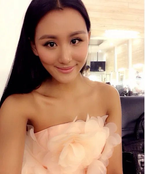 20140606期天天向上皮肤比较黝黑，先出来的那位女模特叫什么名字呢