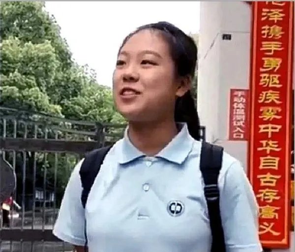 这位出考场一字马的女同学，如今怎样了？