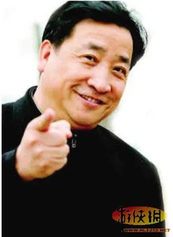 八旬老人带棺材露宿街头 娱乐圈孝顺的明星们