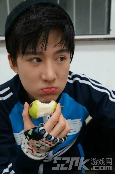 让我摸一摸你的美腿吧！神仙哥哥小灿绝美照片合辑