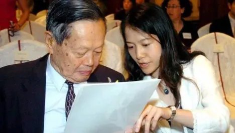 杨振宁允许妻子改嫁，遗产分配让人意外，翁帆为何伤心不已呢？