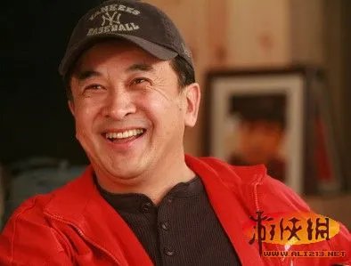 八旬老人带棺材露宿街头 娱乐圈孝顺的明星们