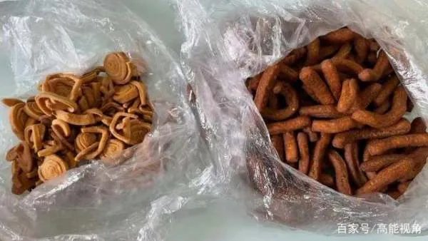 黄晓明回老家晒家人合影，吃饭开心比耶，身后多张结婚照引关注，你怎么看？