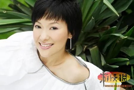 八旬老人带棺材露宿街头 娱乐圈孝顺的明星们