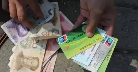 有几张没钱的银行卡，不往里面存钱，也没有销户，很多年后会不会欠银行钱？