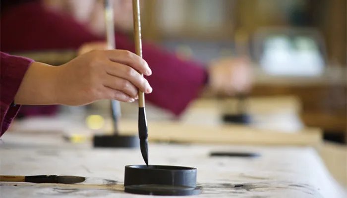 点点营火照江边打一字