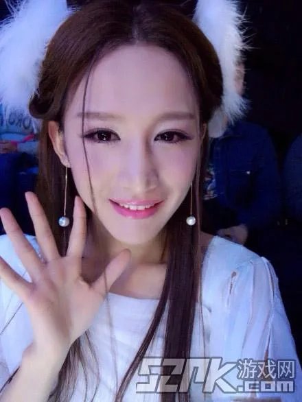 让我摸一摸你的美腿吧！神仙哥哥小灿绝美照片合辑