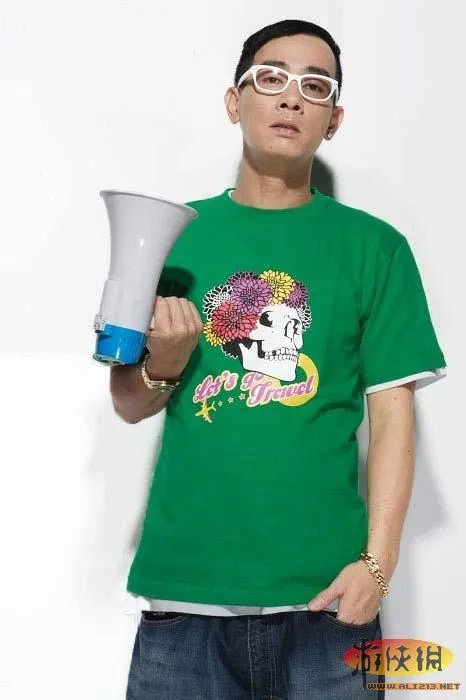 八旬老人带棺材露宿街头 娱乐圈孝顺的明星们