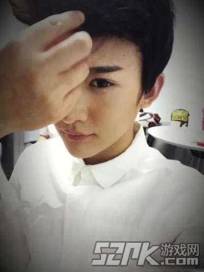 让我摸一摸你的美腿吧！神仙哥哥小灿绝美照片合辑