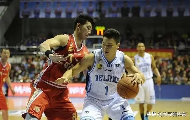 万圣伟领总冠军戒指全队祝福，为什么李根只能在球员通道领？