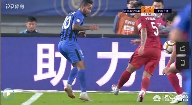 中超第26轮上港客场对苏宁，王燊超第12分钟禁区里手球，主裁为何不判点球？